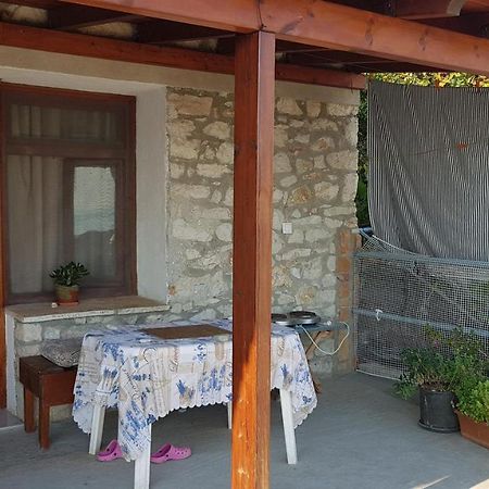 Stone House Hotel Himare Bagian luar foto