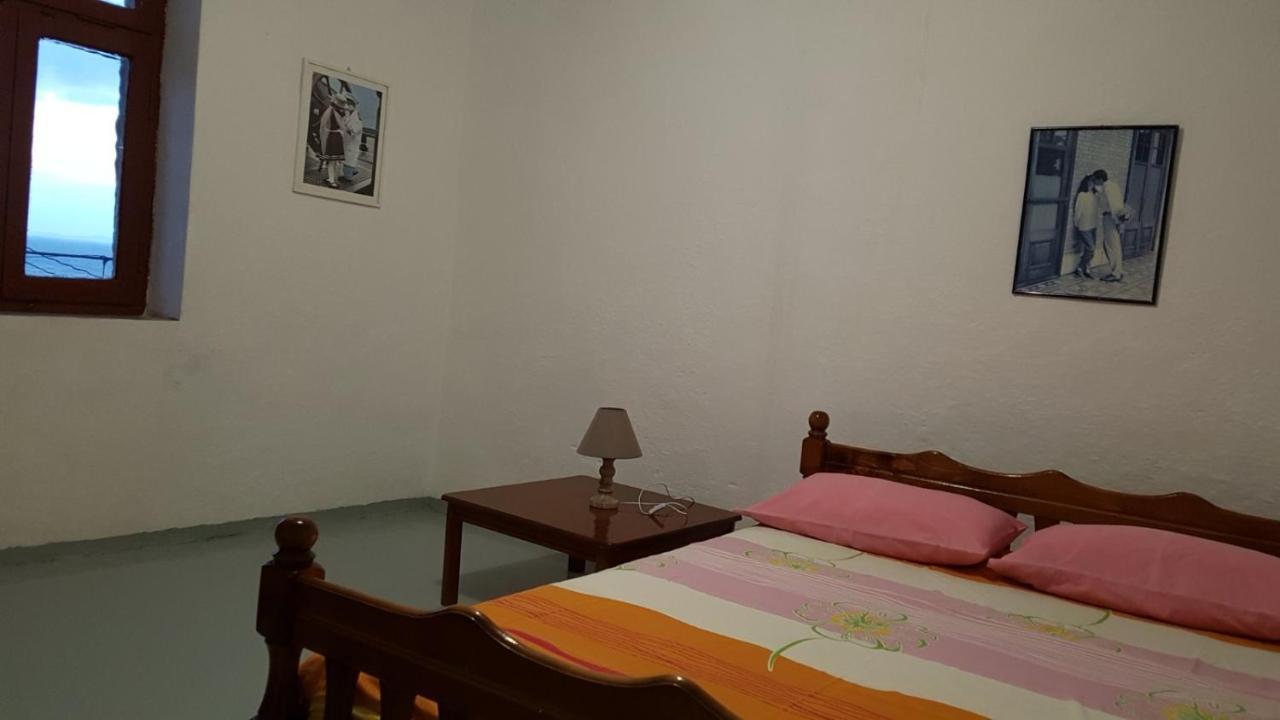 Stone House Hotel Himare Bagian luar foto