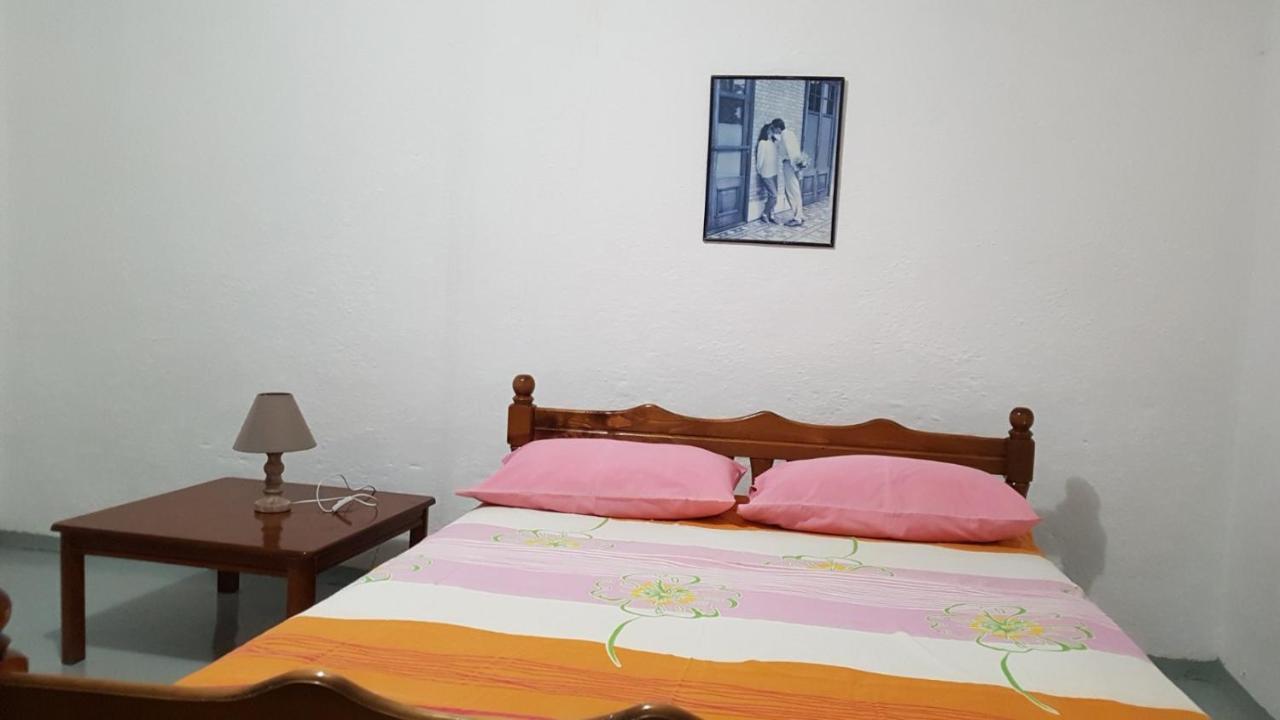 Stone House Hotel Himare Bagian luar foto