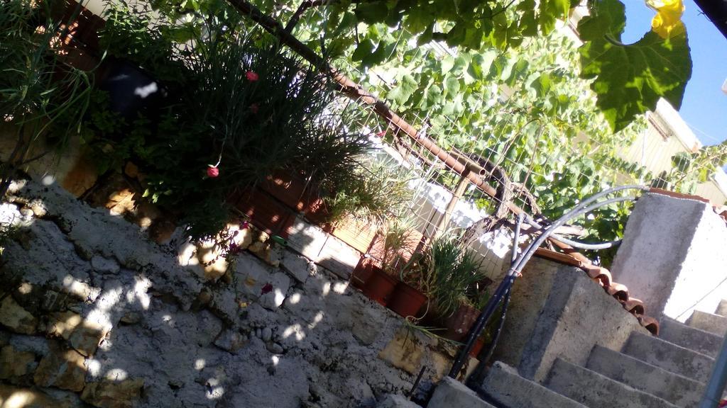 Stone House Hotel Himare Bagian luar foto