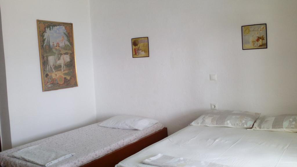 Stone House Hotel Himare Bagian luar foto