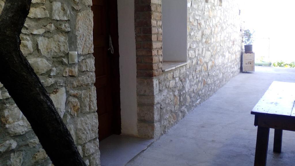 Stone House Hotel Himare Bagian luar foto