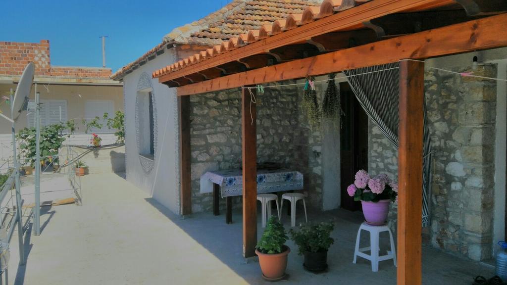 Stone House Hotel Himare Bagian luar foto