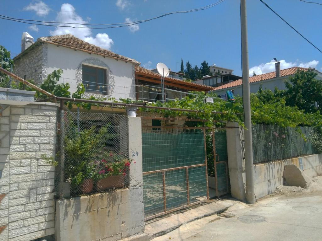 Stone House Hotel Himare Bagian luar foto